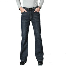Cargar imagen en el visor de la galería, Pantalones: Jeans clásicos de mezclilla azul. Corte de bota. Cintura alta. Elásticos. Holgados.