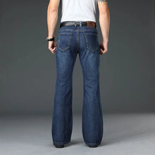 Cargar imagen en el visor de la galería, Pantalones: Jeans clásicos de mezclilla azul. Corte de bota. Cintura alta. Elásticos. Holgados.
