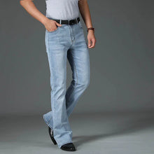 Cargar imagen en el visor de la galería, Pantalones: Jeans clásicos de mezclilla azul. Corte de bota. Cintura alta. Elásticos. Holgados.
